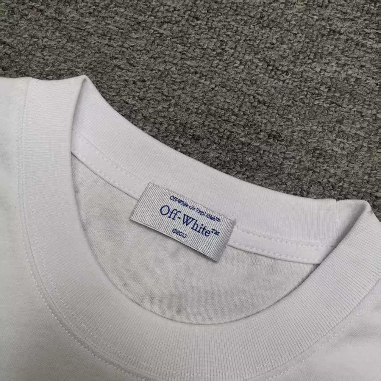 The top proven version OFF-WHI* 25SS new printed short-sleeves, loose fit, the same style for male and female couples stars. American designer Virgil Abloh founded the luxury street brand Off-White based on the pop culture of the younger generation. Walking between street culture and high-end fashion, contemporary elements are used to interpret youth culture, and fine workmanship is used to interpret trendy clothing. Photos, paintings and eye-catching graphic printing are all sources of inspiration for the designer. 32 counts of 260g double yarn pure cotton fabric, the printing uses Kornit digital direct injection technology, and the picture is clear. The white glue base ensures the firmness of the printing, and machine washing is stress-free - 1:1 original mold opening, ZP development, perfectly restored to the original version, produced by a large factory, not produced by a small factory on the market, fine wiring, top-notch craftsmanship, welcome to compare - A full set of customized accessories for collar labels, hang tags, and wash water labels - Exclusive logo packaging - No matter age, body shape or gender, it is very suitable for both men and women. All details are real photos, buy with confidence. Color: black, white gray Size: S-XL P;120